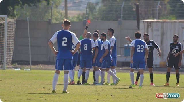האדום שהונף לטל ע"י השופט יוני קלז (אבי רביבו, בסט בול)